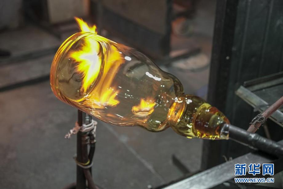 开云 开云体育官网玻璃吹制：火焰里的艺术(图5)