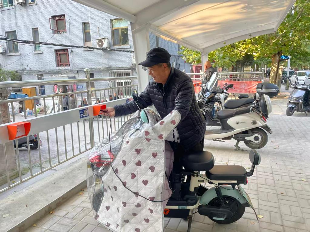 山西阳泉:老旧小区新装充电桩 破解电动自行车充电难题