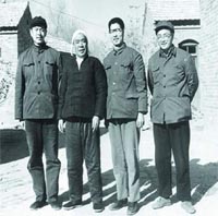 1974年分社杨玉良(右二),陈大斌(左一),冯东书(右一)在大寨采访时与