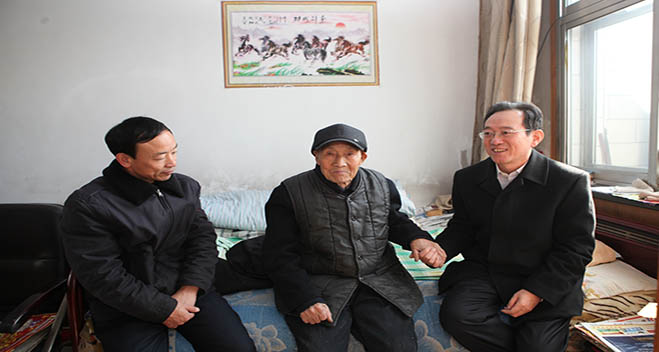 薄宇新慰问老党员
