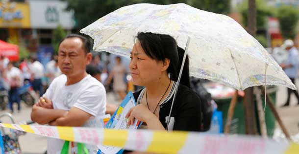 中考首日，太原一考点外的“众生相”