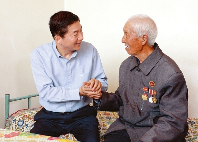 駱惠寧在忻州調研並與基層黨員共慶“七一”