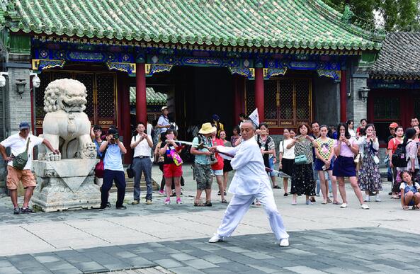 杨家将武术在北京恭王府表演吸引外国游客