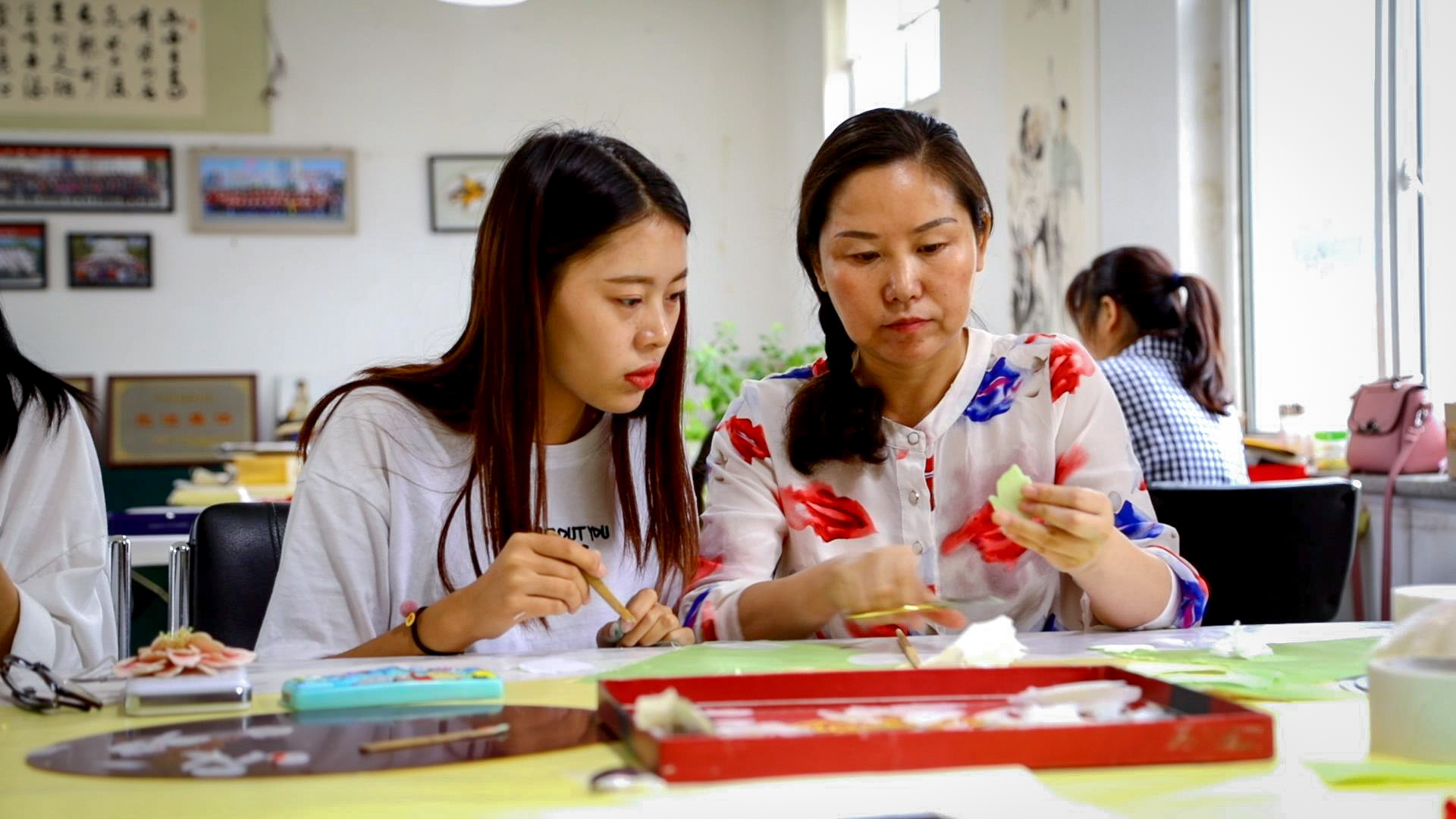 堆锦是中华民族文化构成的一部分，传承堆锦是一份责任