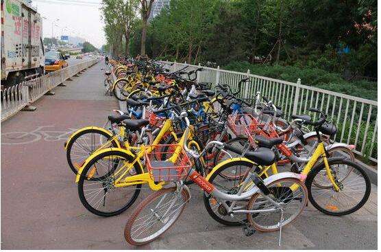 太原共享单车占用人行道甚至机动车道现象严重