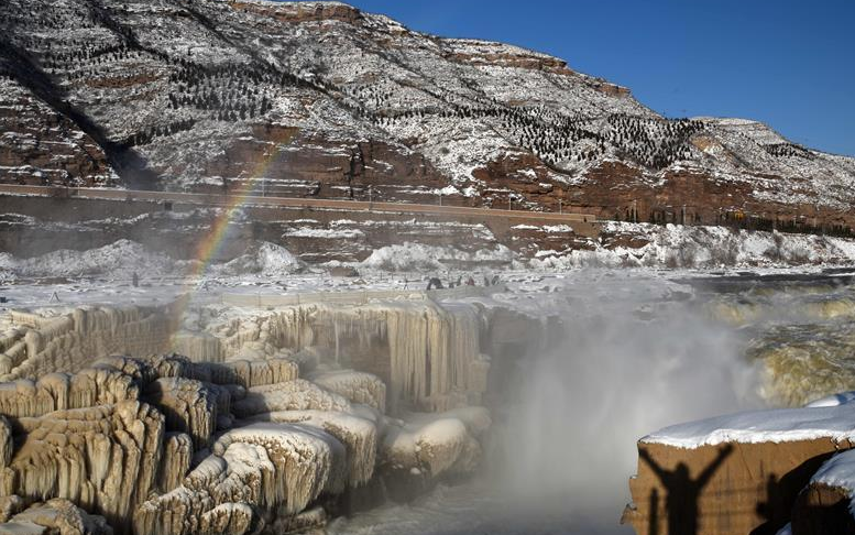 黄河壶口瀑布雪景如画