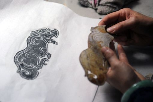 在山西省民俗博物馆文物修复室,看 文物医生 怎