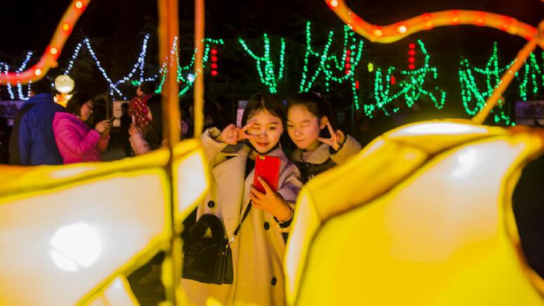 首届“古中国·大运城”彩灯艺术节开启 来舜帝公园赴一场灯光之约
