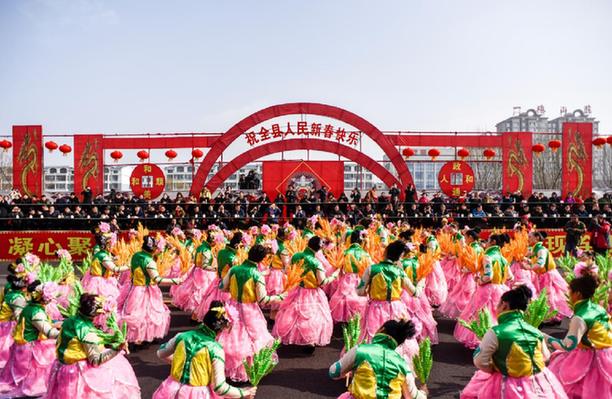 晋中和顺县社火文艺演出展现地方特色