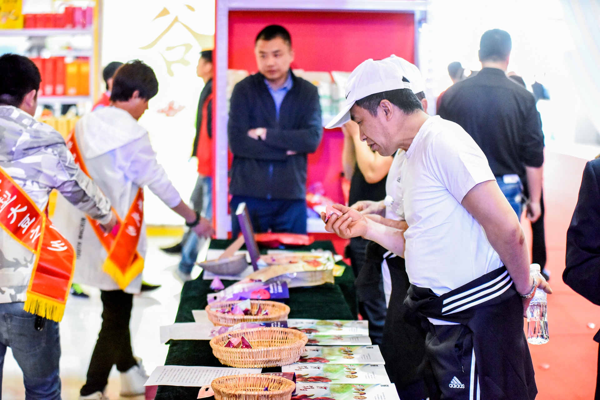脱贫攻坚让老百姓的精气神饱满了，发自内心的笑容多了。