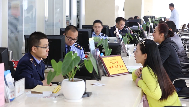 我们把“四大片区”作为招商引资主战场，大招商，招大商，以商招商，系统精准招商。