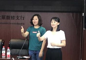 中国银行太原鼓楼支行员工学习手语 提高服务能力