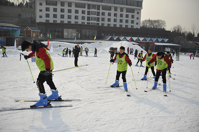 山西两百青少年参加滑雪冬令营 体验冰雪运动乐趣