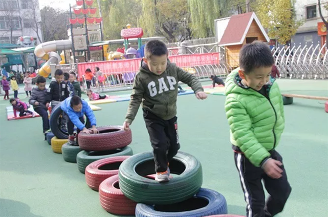 将所有小区配建的幼儿园，办成公办幼儿园或普惠性民办幼儿园。