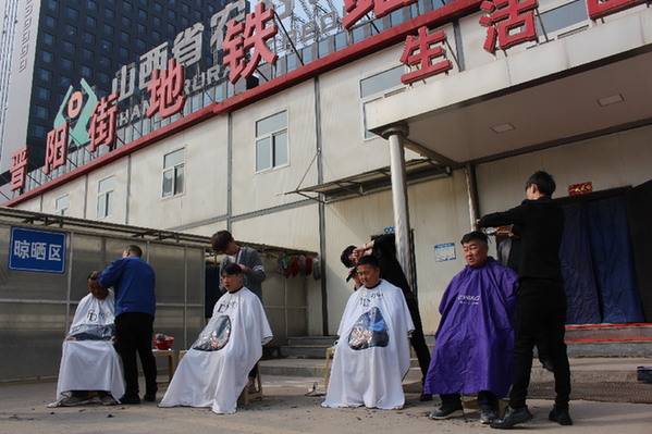 中鐵六局太原鐵建公司晉陽街地鐵站項目部將“理髮店”搬到了工地上