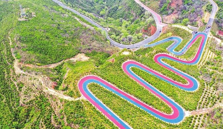 “彩練”舞山巒