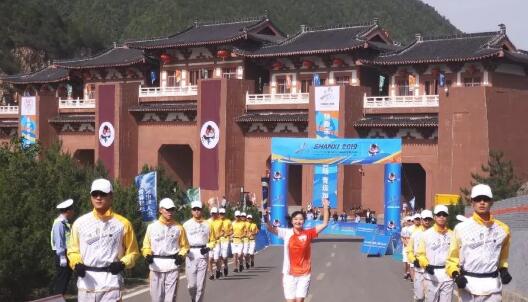 二青会实体火炬在霍州洪洞传递