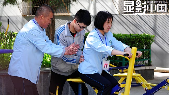 “吕梁山护工”一家人同在一个学校学习