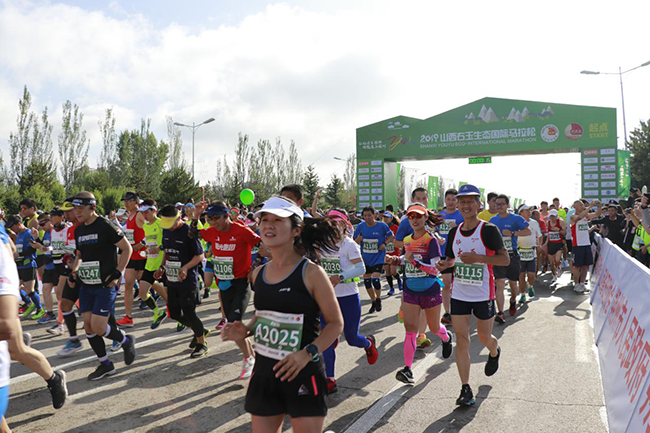 右玉生态国际马拉松赛举行 6000余名选手畅跑“生态赛道”