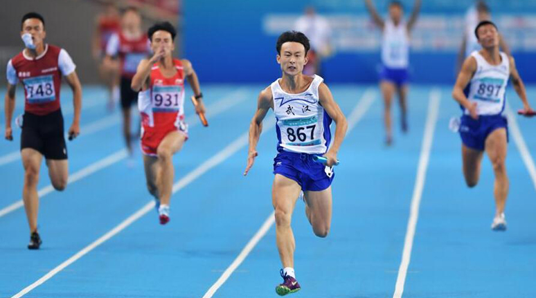 田径——社会俱乐部组男子4X100米决赛：湖北队破全国少年纪录
