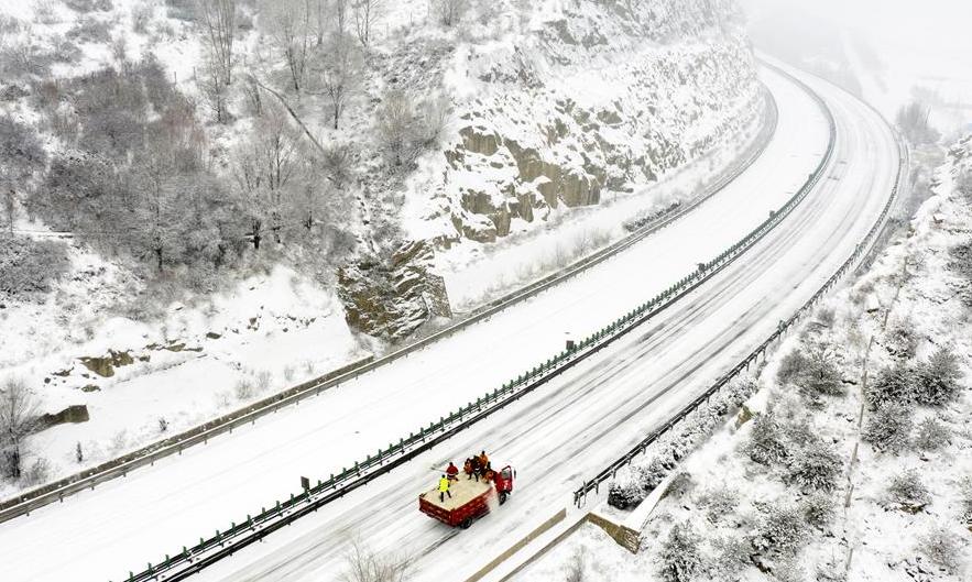 山西吕梁：高速除雪保畅通