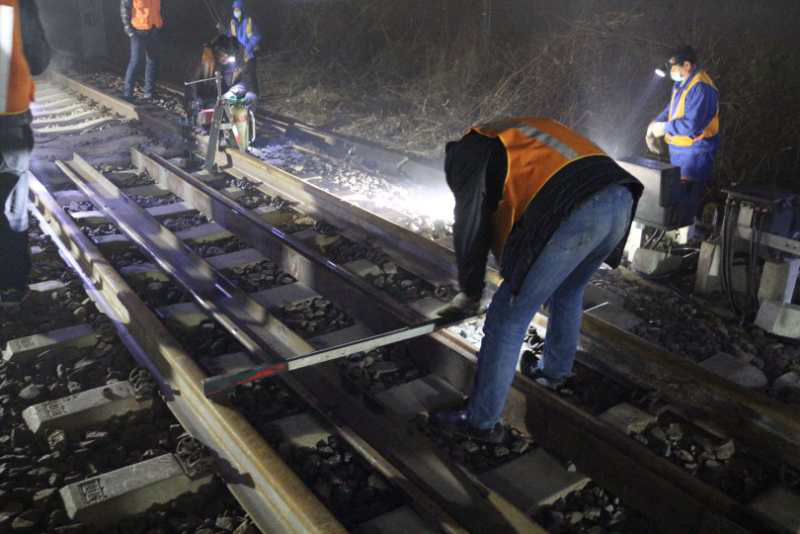 中铁六局太原铁建公司承建的南同蒲线恢复东阳站工程首个Ⅲ级封锁施工完成
