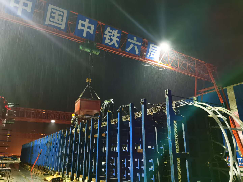 中铁六局太原铁建公司静兴项目部全线首片40米T梁成功浇筑
