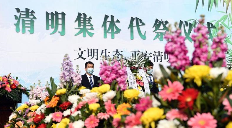 太原:集体代祭表哀思
