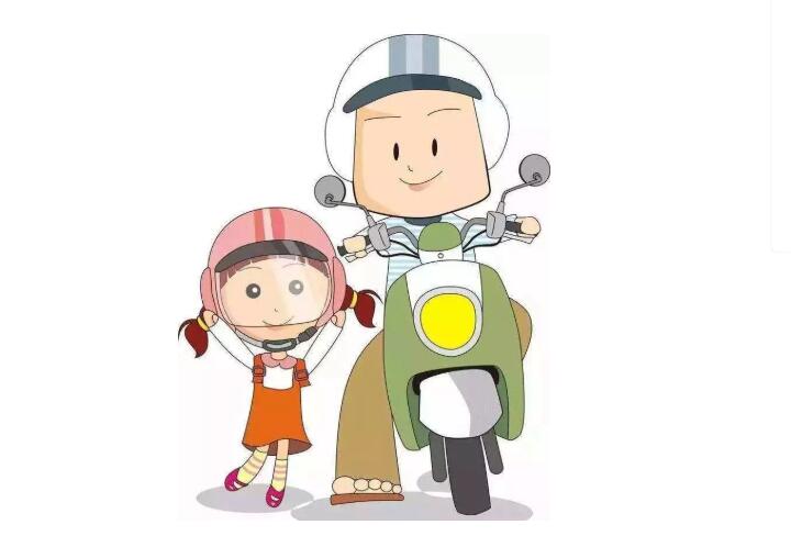 骑电动车佩戴头盔 保护自己从“头”开始