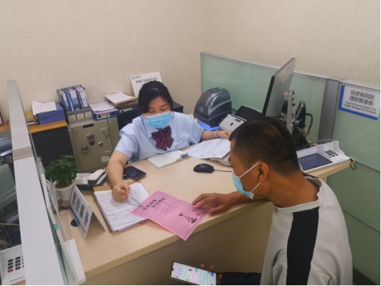 建行太原高新园区支行开展国债宣传活动