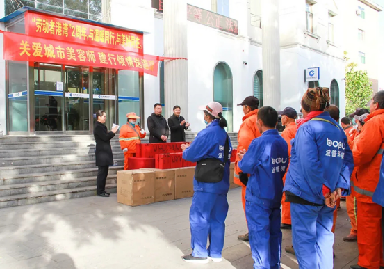 建设银行太谷支行慰问环卫工人