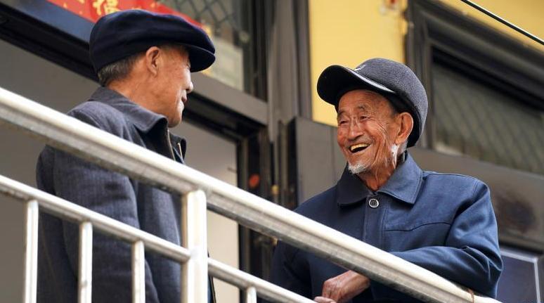 当幸福来敲门:刘老汉“上楼记”