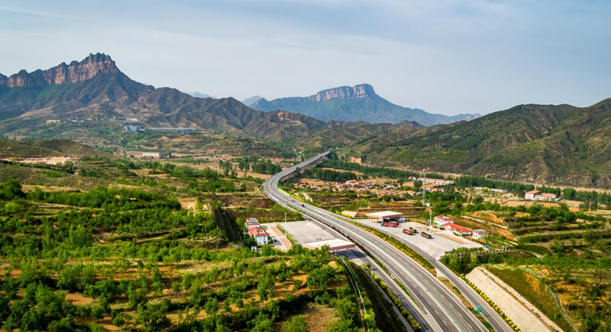沿着高速看中国丨高速铺就致富路 太行峰墙旅游“红”