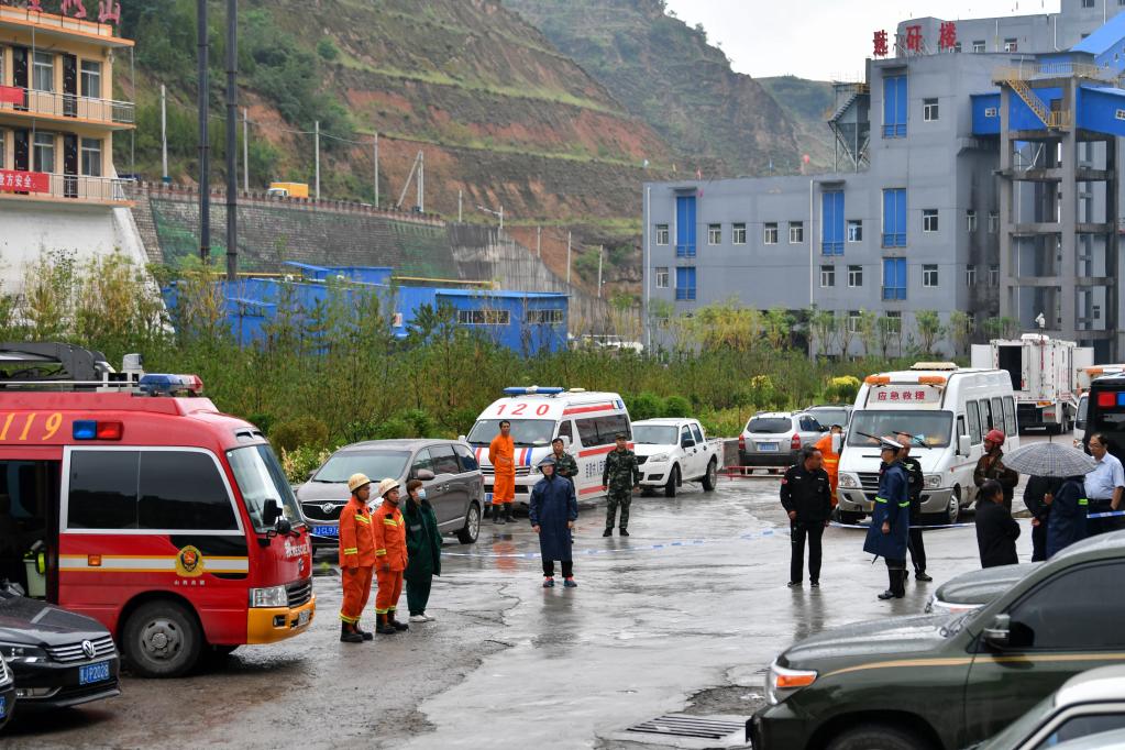 山西临县泰业煤矿发生冒顶7人被困 救生孔已打通