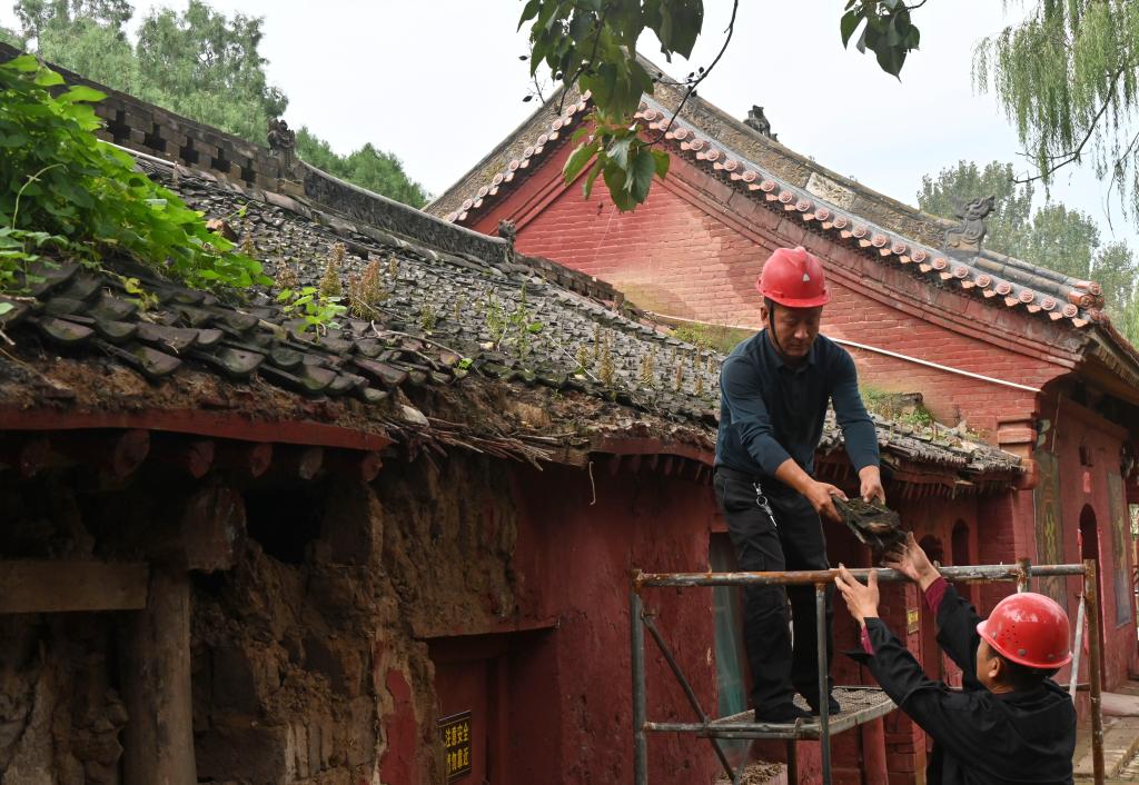 山西洪洞:雨后抢修文物古迹