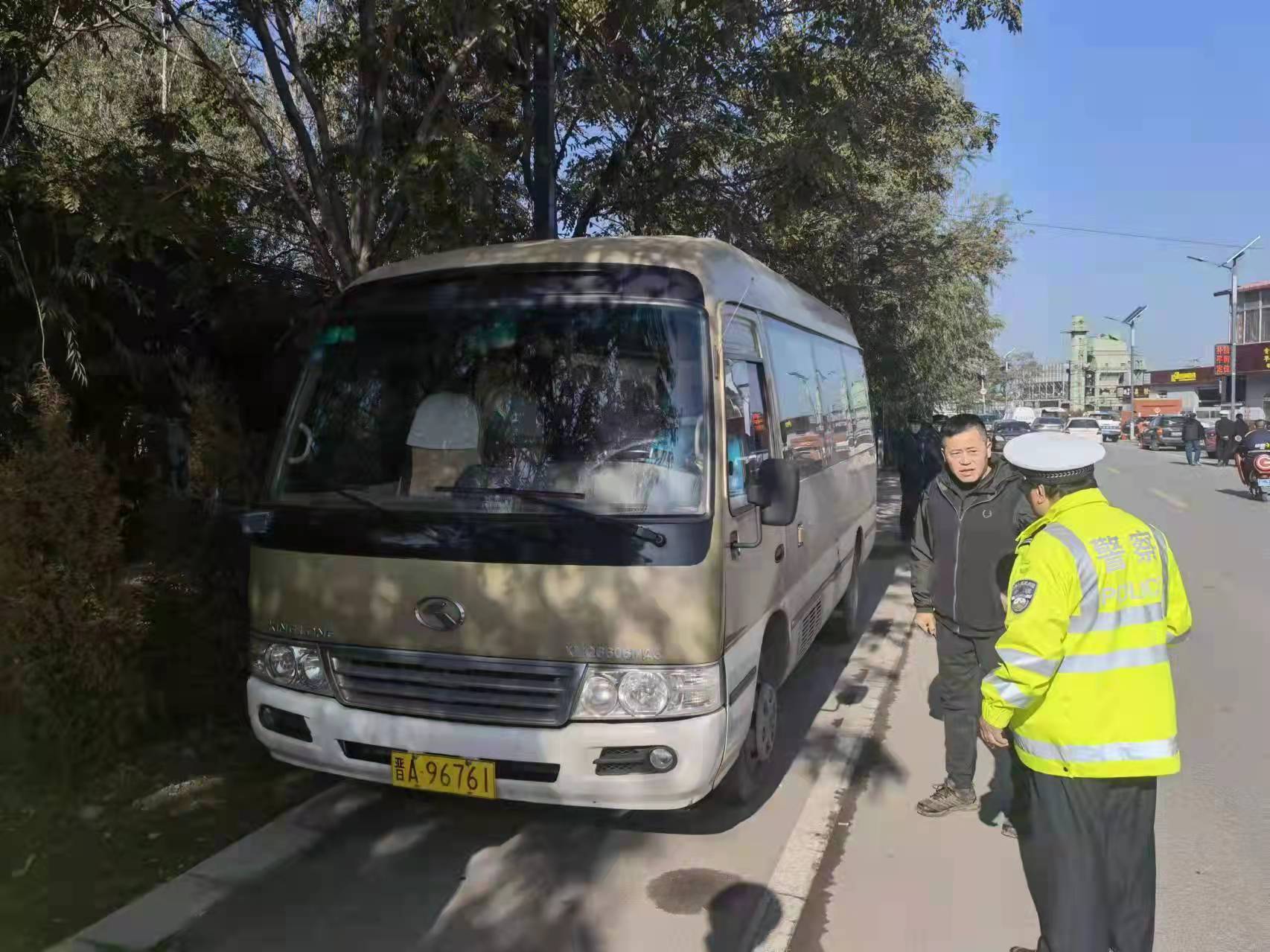 太原晋源区联合整治农村“马路市场”