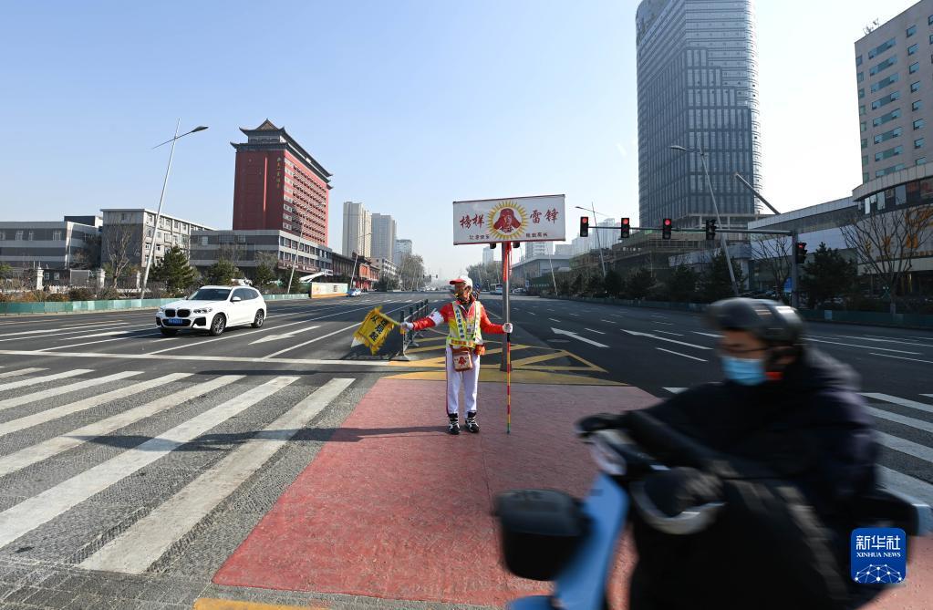 山西太原:80岁老人坚持义务疏导交通11年