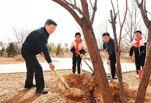 蓝佛安参加太原义务植树活动