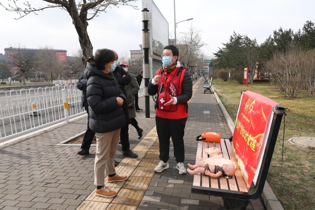 十余年，她在路邊擺“急救地攤”