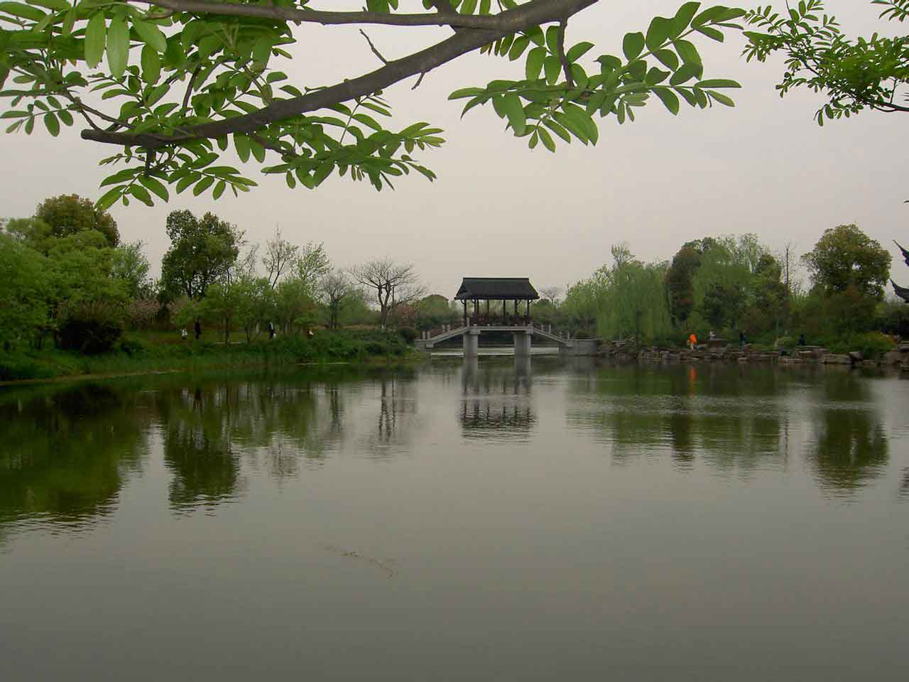 畔湖倒影