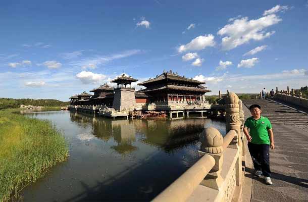 云冈石窟迎来暑期旅游高峰