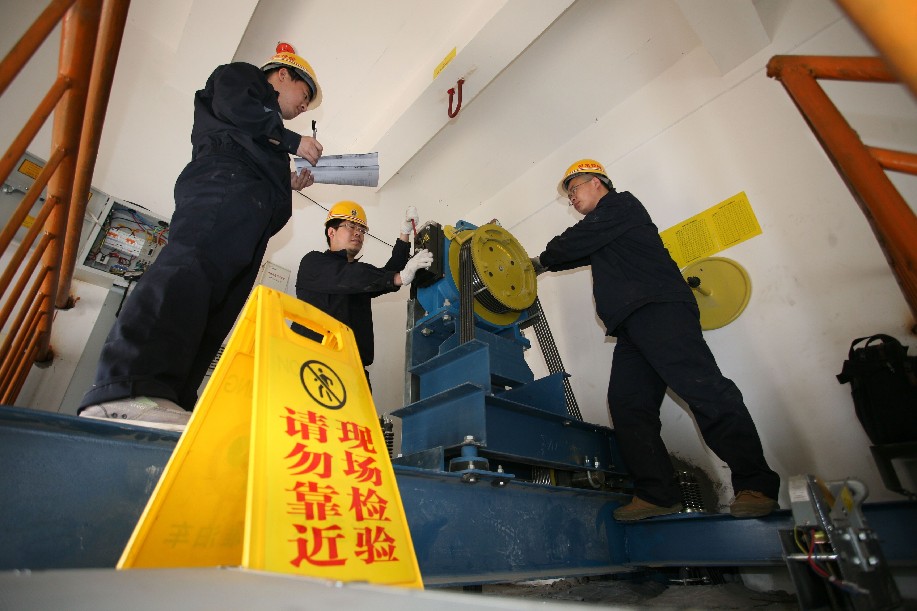 阳泉特检所人员在某社区检测民用电梯 - 新华网